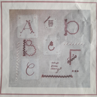 Kit Broderie Traditionnelle – Lettres « mise en Scène »